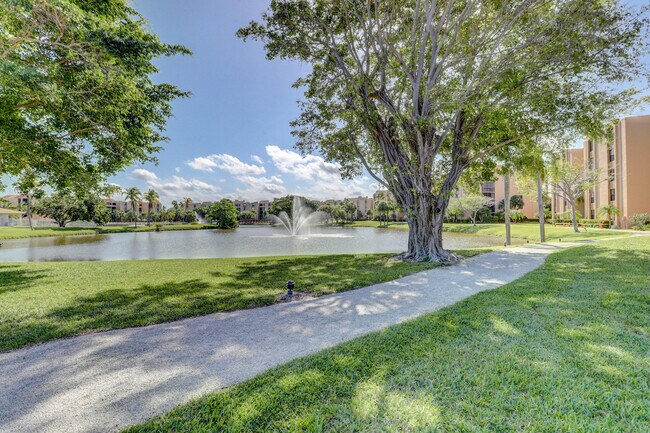 Building Photo - 450 Egret Cir