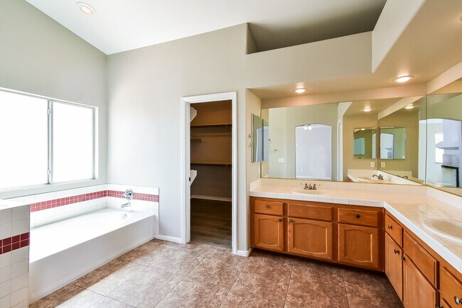 Building Photo - 3920 Wainscot Ct