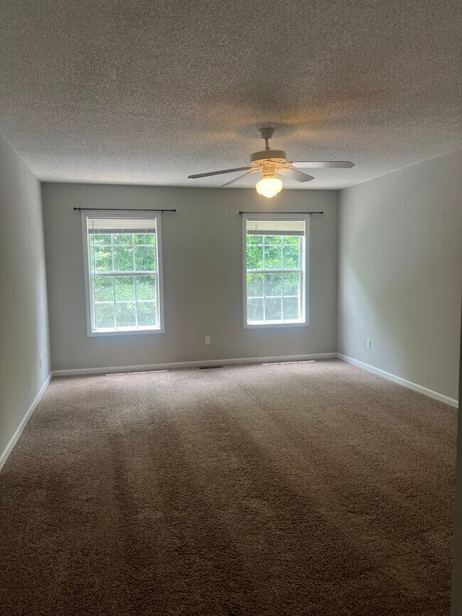 Building Photo - 102 S Spring View Dr