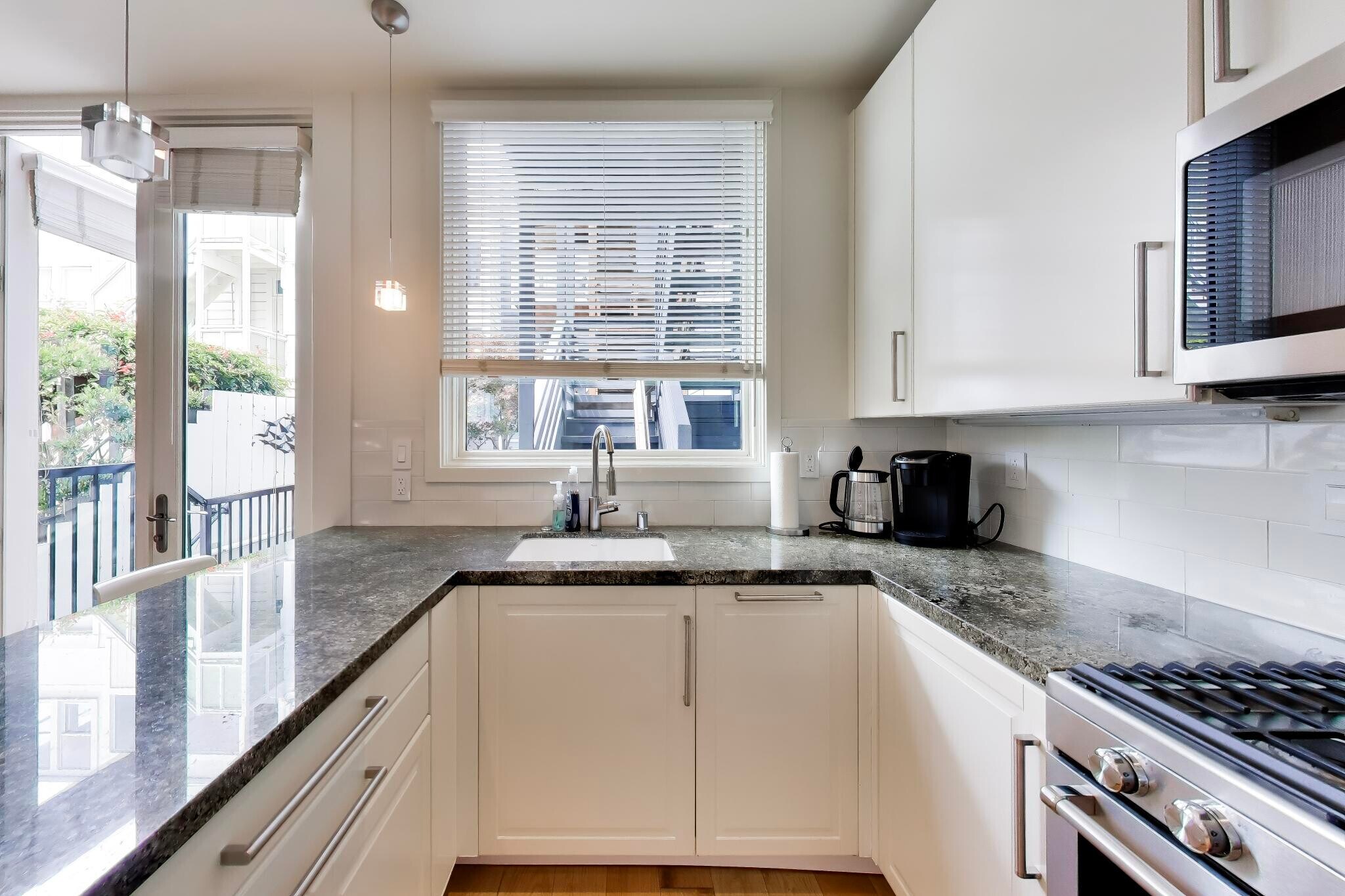 Building Photo - 533A Greenwich St