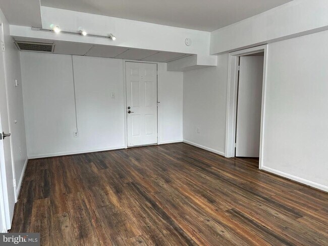 Building Photo - 1816 Queens Ln