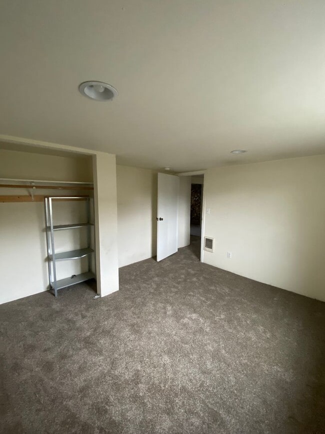 Building Photo - 1801 Russell Ave