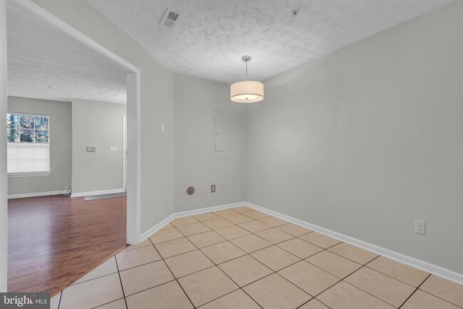 Building Photo - 10 Ironstone Ct