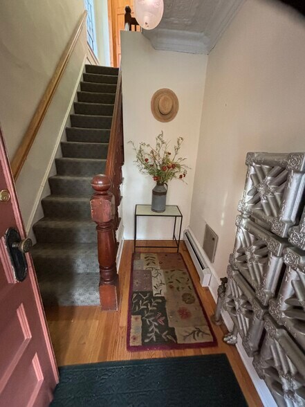 Building Photo - 16 Kinderhook St