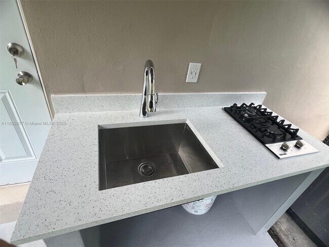 Building Photo - 5004 SW 140th Ct