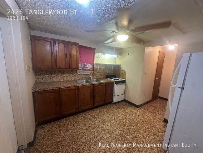 Building Photo - 2426 Tanglewood St