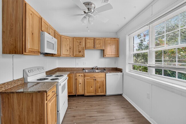 Building Photo - Available 3 Bedroom 1.5 bath Townhouse in Fredericksburg, Stafford County
