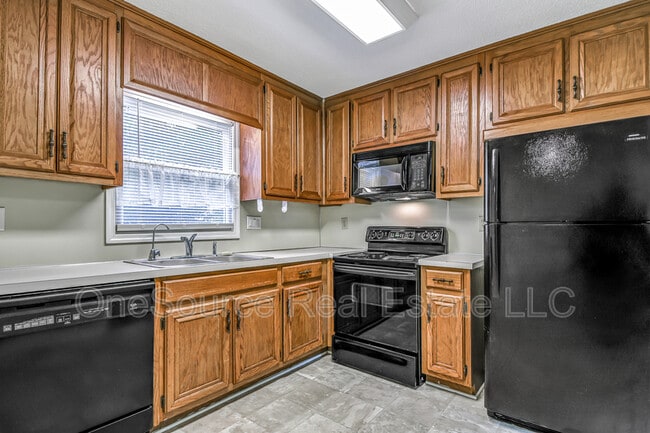 Building Photo - 1702 Twin Brooks Dr SE