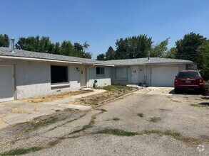 Building Photo - "Charming 2-Bedroom Oasis in Boise's Heart...