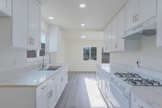 Building Photo - 45462 3rd St E