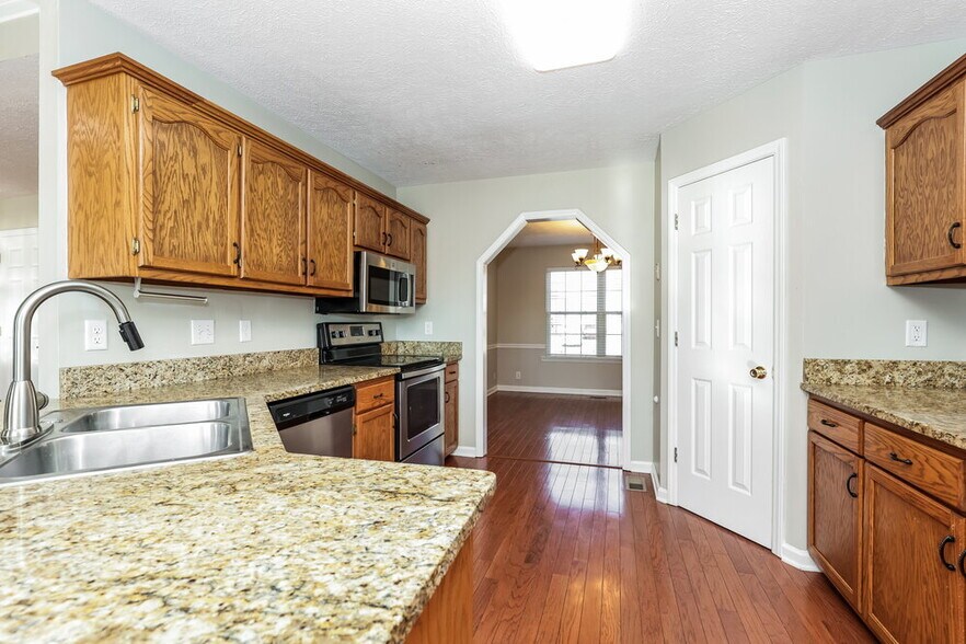 Building Photo - 2411 Amber Glen Dr