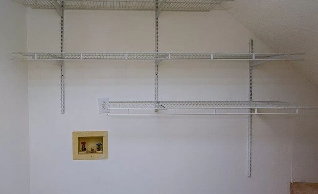 Building Photo - 2 Bed/ 2.5 Bath Townhouse