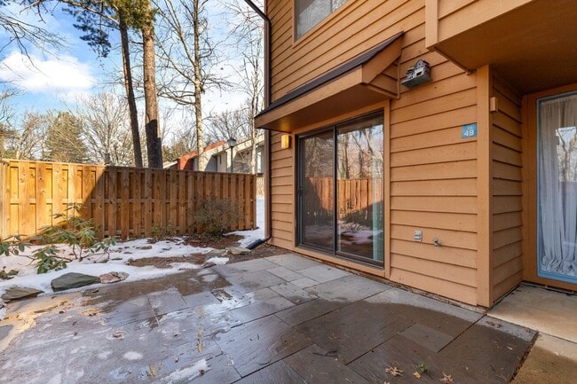 Building Photo - Updated 1800+ sq/ft 3 bdrm 2.5 bath end unit townhome