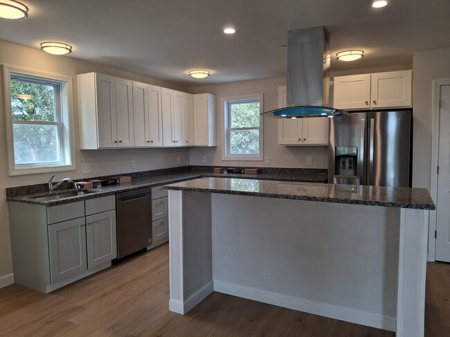 Kitchen with island - 103 Brook St