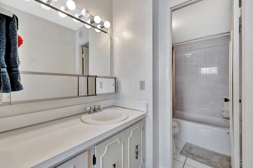 Building Photo - 3113 S Ocean Dr
