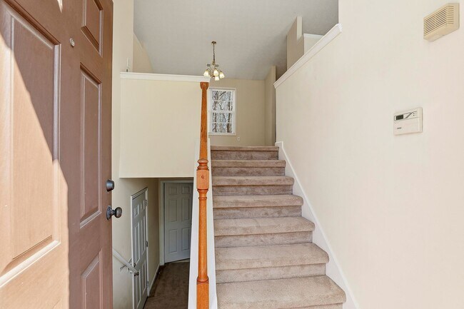 Building Photo - 3BR Split Level with 2 Car Garage in Jonesboro