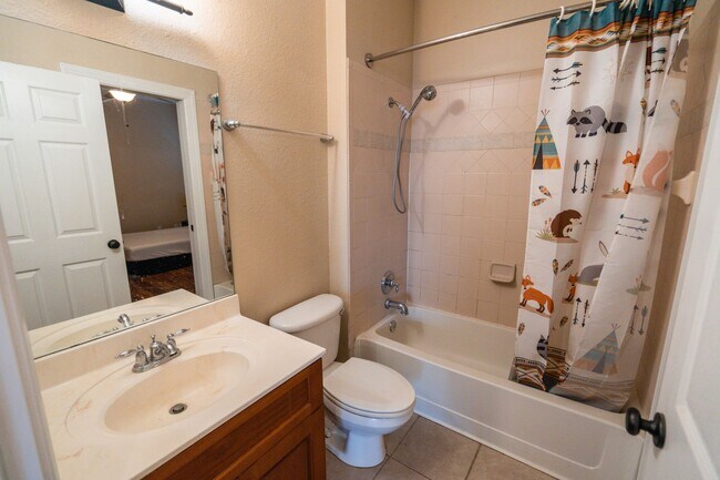 Building Photo - Super cute 3 Bedroom/3Bathroom Townhome in...