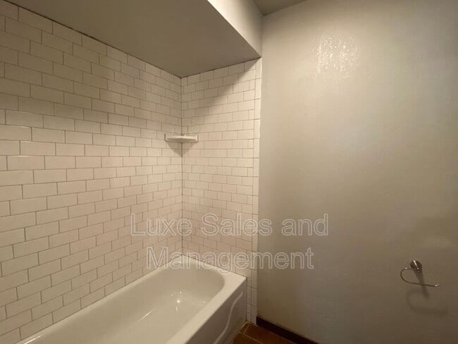 Building Photo - 910 Oak Hill Rd