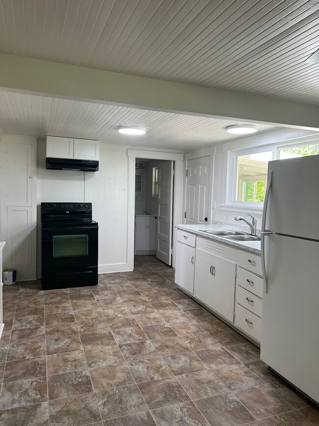 Building Photo - Pine Grove Home