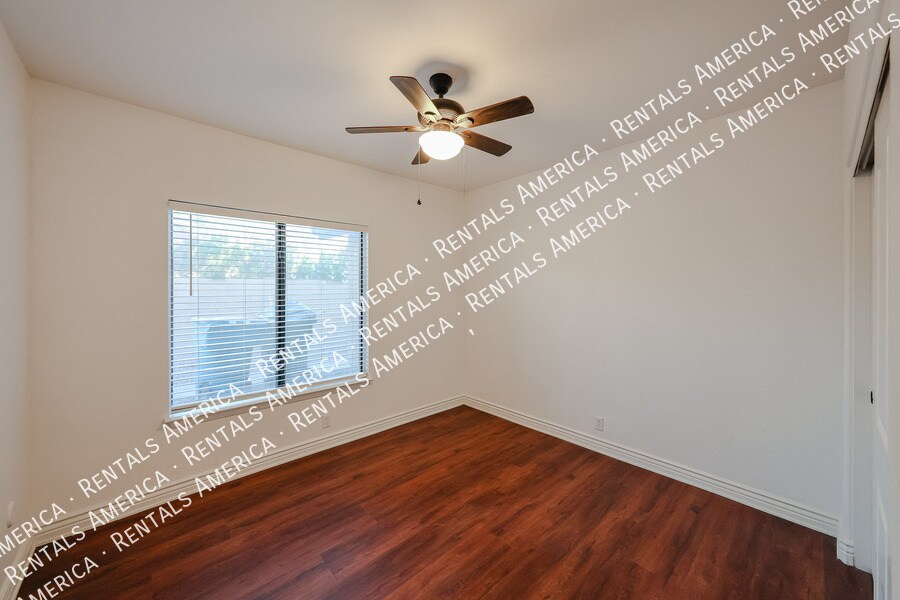 Building Photo - 5444 E Grovers Ave