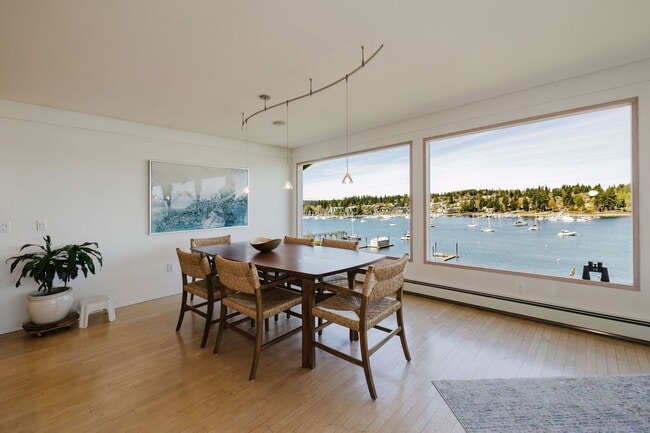 Building Photo - Bainbridge Island Waterfront Home with Incredible Views