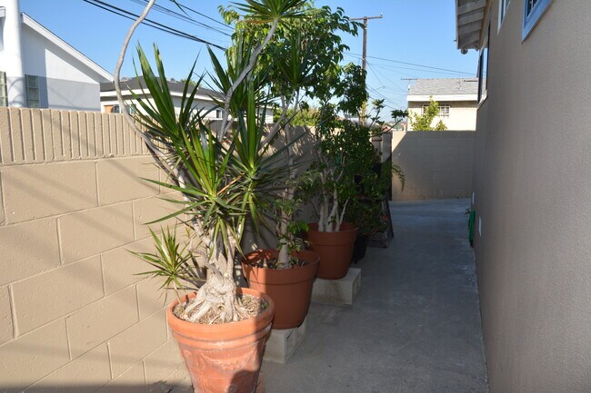 Building Photo - 4137 W 160th St