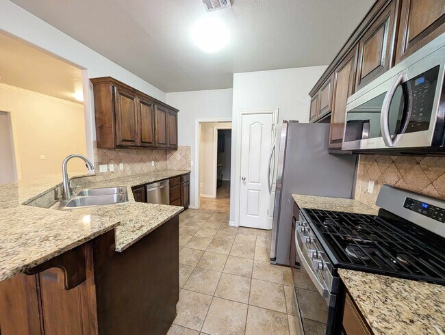 Building Photo - Three Bedroom Plus Study in Edmond