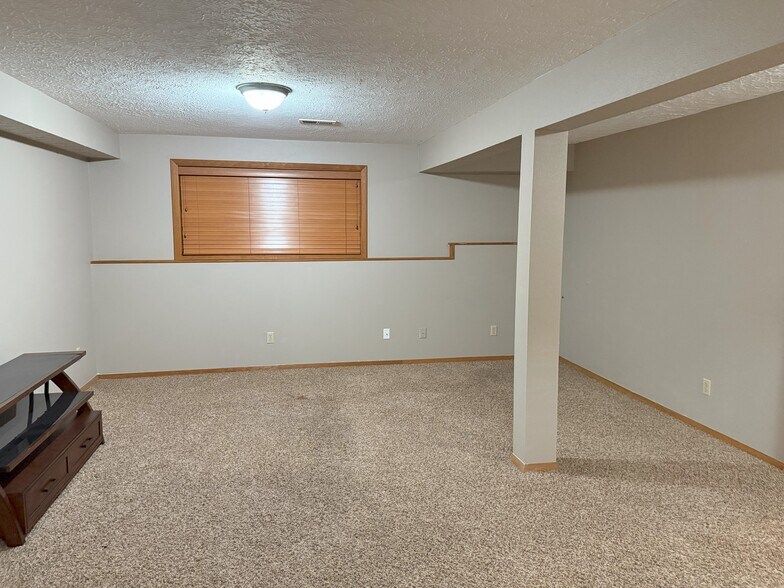 Building Photo - 3822 S Alder Dr
