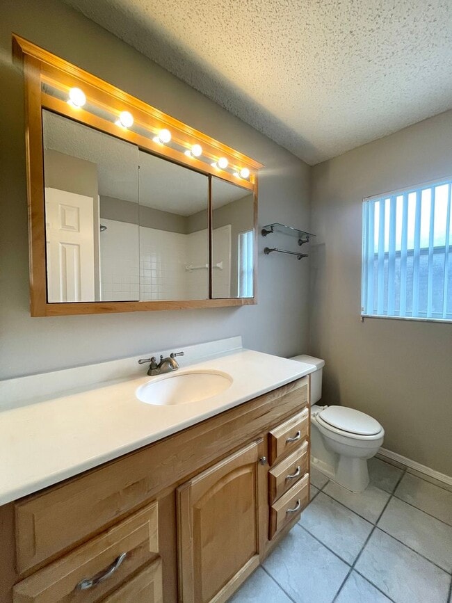 Building Photo - 3/2 ALAFAYA WOODS ADORABLE HOME in OVIEDO!