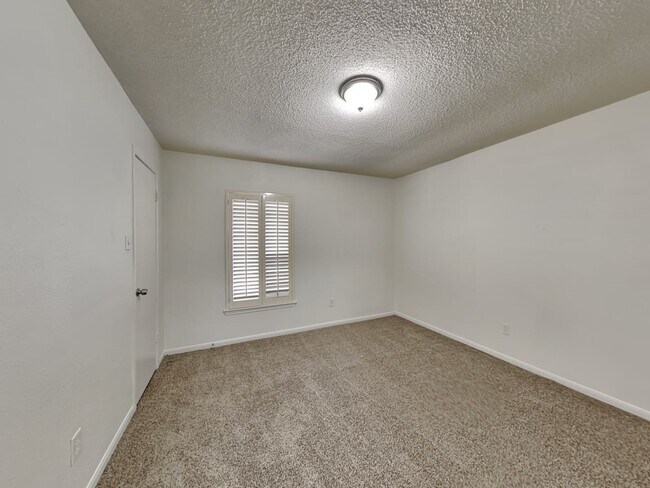 Building Photo - 3822 Stillview Dr