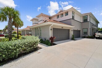 Building Photo - Stunning property, newer construction 3 sp...