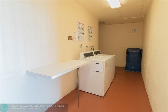 Building Photo - 9220 S Hollybrook Lake Dr