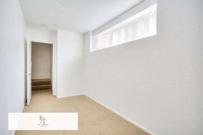 Building Photo - Beautiful Front Unit in Gated Community – ...
