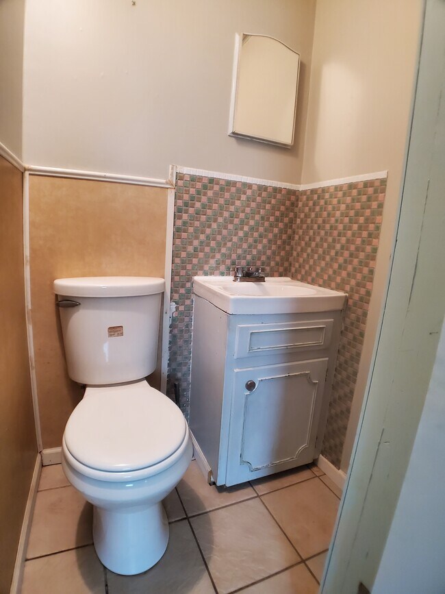 Half bath - 604 Walnut Ridge St