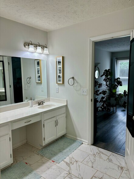 Building Photo - 604 Greenleaf Ave