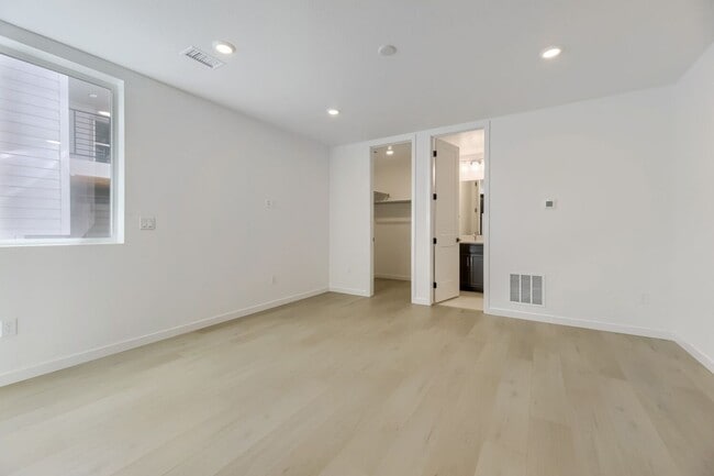 Building Photo - 10940 Stanza Ln