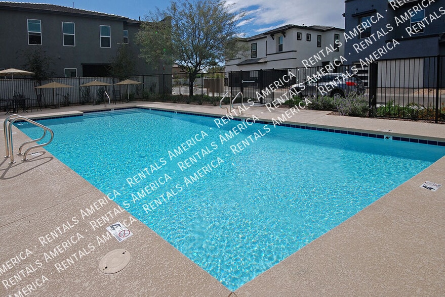 Building Photo - 3725 E Catalina Dr