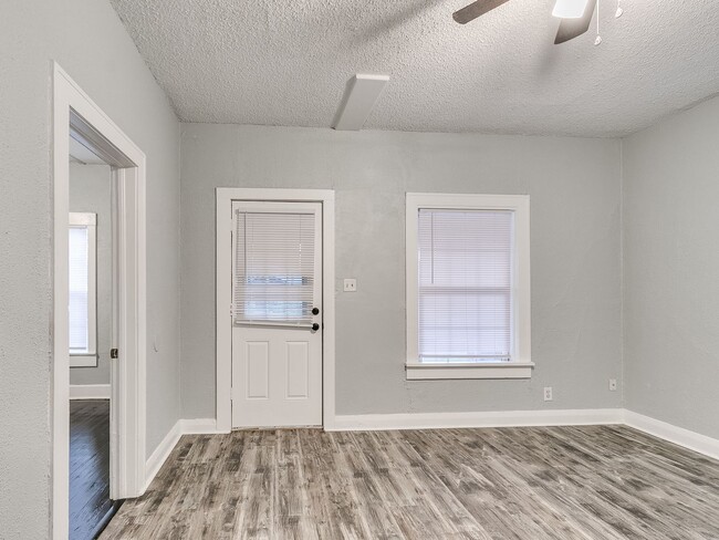 Building Photo - 3 Bedroom 1 Bath home in Shawnee!
