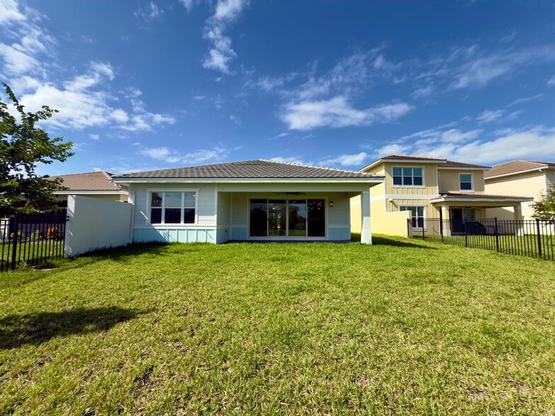 Primary Photo - 1346 Harvester Xing