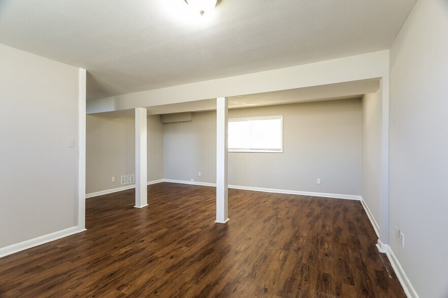 Building Photo - 909 Country View Dr NE