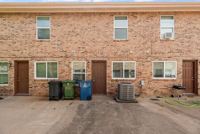 Building Photo - Completely Remodeled Triplex Unit 2 bed 1.5 just minutes from downtown Grapevine!