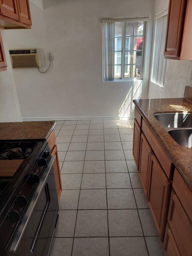 Building Photo - 1026 Justin Ave