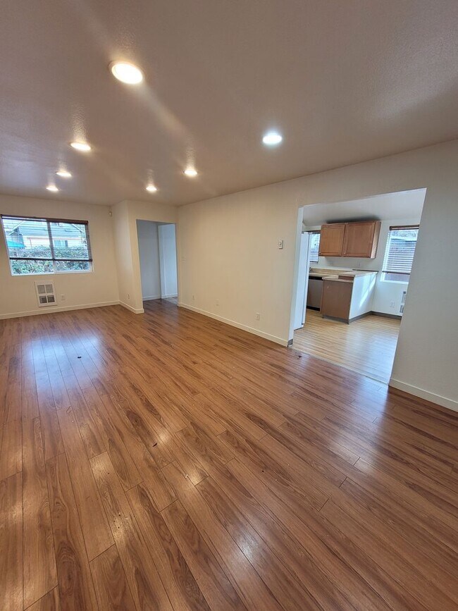 Building Photo - 4BD/2BA Duplex located in Springfield