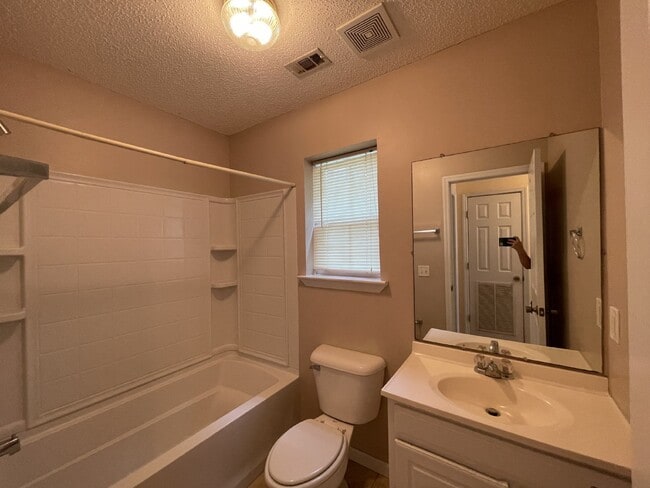 Building Photo - Duplex for Rent