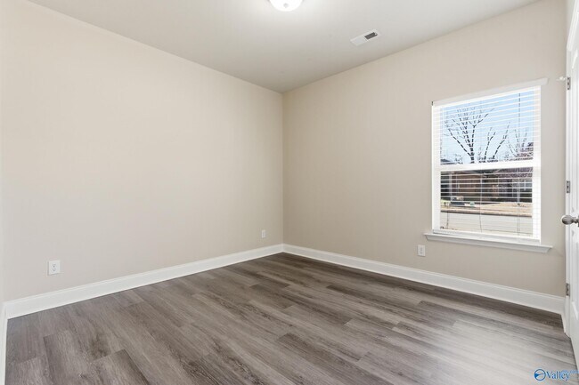 Building Photo - 150 Shrewsberry Dr