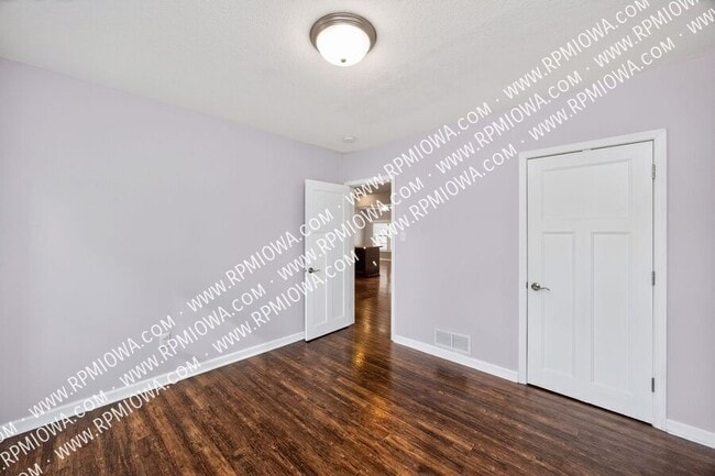 Building Photo - 6717 Roseland Dr