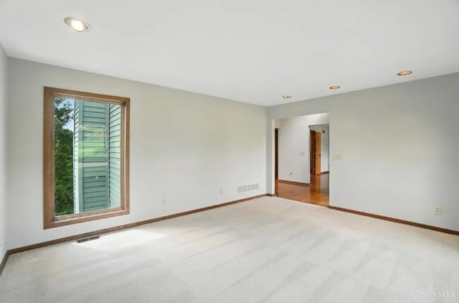 Building Photo - Luxury, Privacy, and Convenience All in One!