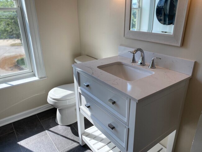 Building Photo - 13 John St