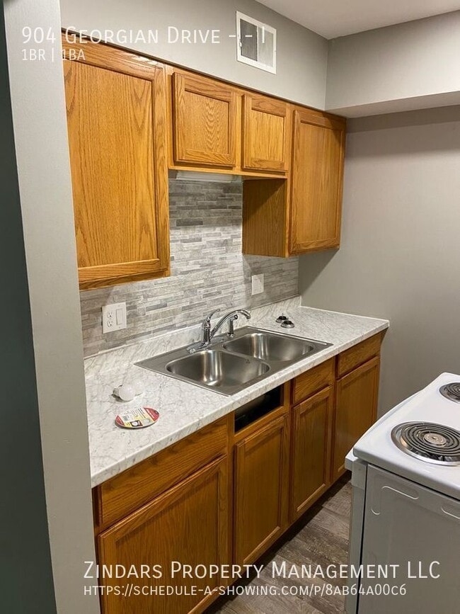 Building Photo - 904 Georgian Dr