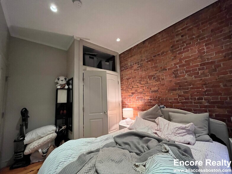 Building Photo - 19 Garrison St